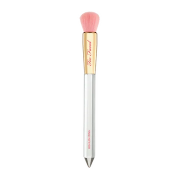 Too Faced Diamond Light Highlighting Brush